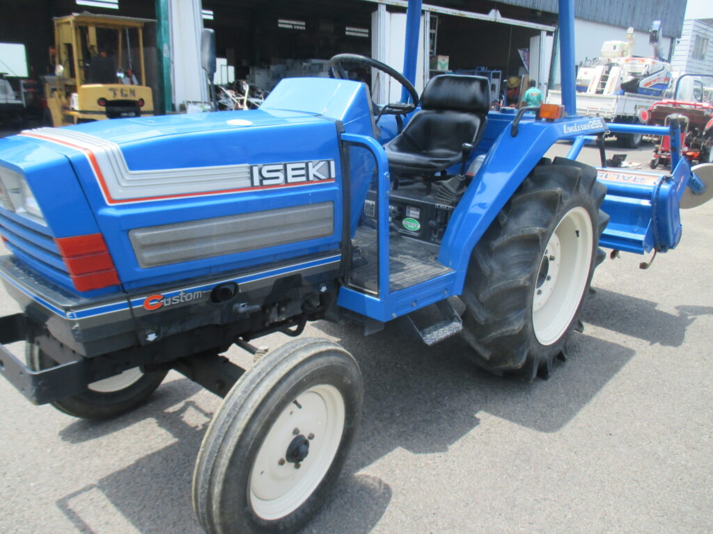 トラクターイセキTS2500 実は赤いTSシリーズの末っ子。ヰセキTS2500「撮りトラ」 | 水戸市大場